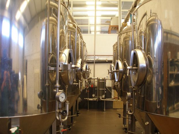 Cervecera Artesana de la Isla Bonita pasillo de fabrica de cerveza con maquinas de elaboracion a cada lado